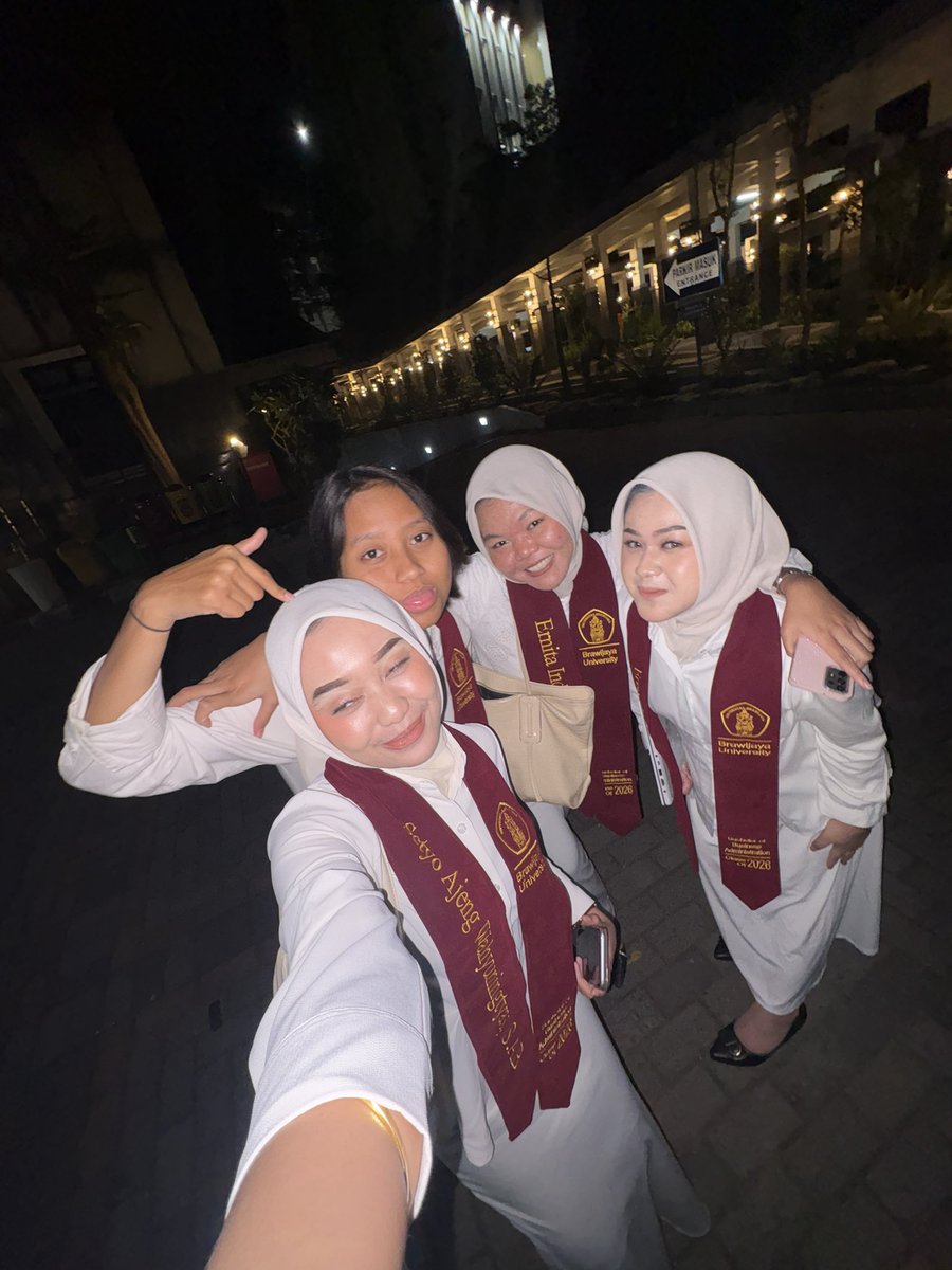 bibw00l's tweet photo. bener-bener gaada yang beda dari kalian, kita ga terlalu deket secara fisik tapi setiap ketemu beneran rasanya balik ke rumah, makasih udah selalu nerima dan memaafkan aku ya apapun keadaannya, makasih 4 tahunnya jadi rumah yang paling nyaman di malang, terima kasih ilyy ❤️ https://t.co/Cj65kOUgTW