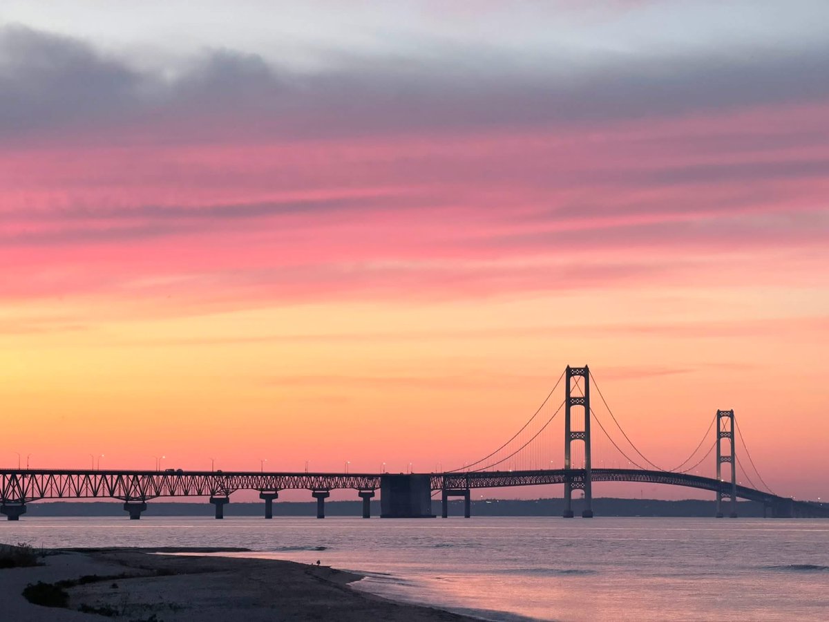 RustedSpoke's tweet photo. Sunset over the Mackinac Bridge
📸 Amy Beach @LakeMichigan13 https://t.co/misKLF8jR8
