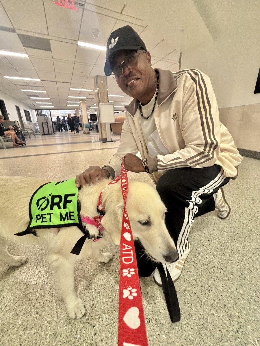 DrJhodge1906's tweet photo. My pre-flight therapy. 🤣🤣 #MentalWellness #MakingSchoolsWork #SREB #TherapyDogs #ORF https://t.co/sabVOwuGW2