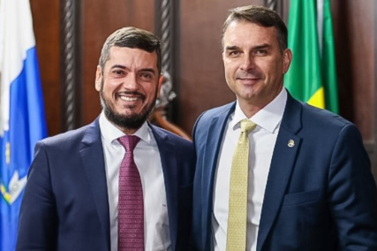 _AnaHering's tweet photo. Nosso “amigo” Flávio é um homem simples:

Se o sujeito não tiver ligação com escândalo bilionário, milícia ou Comando Vermelho, ele nem posa pra foto. https://t.co/OPPXMQagyb