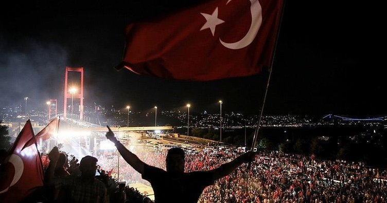 calmanmuratali's tweet photo. - Kızılay meydanda zikir çekiliyor

- Külliye önünde tekbir sesleri yükseliyor

- Köprüde abdestler alındı. Şehadet bekleniyor...

Milyonlar sokakta.. Bunlar laik falan değil... Bunlar ülkenin asıl sahipleri... (15 Temmuz 2016)
**
#15TemmuzDestanı https://t.co/3VG9S8pvY9