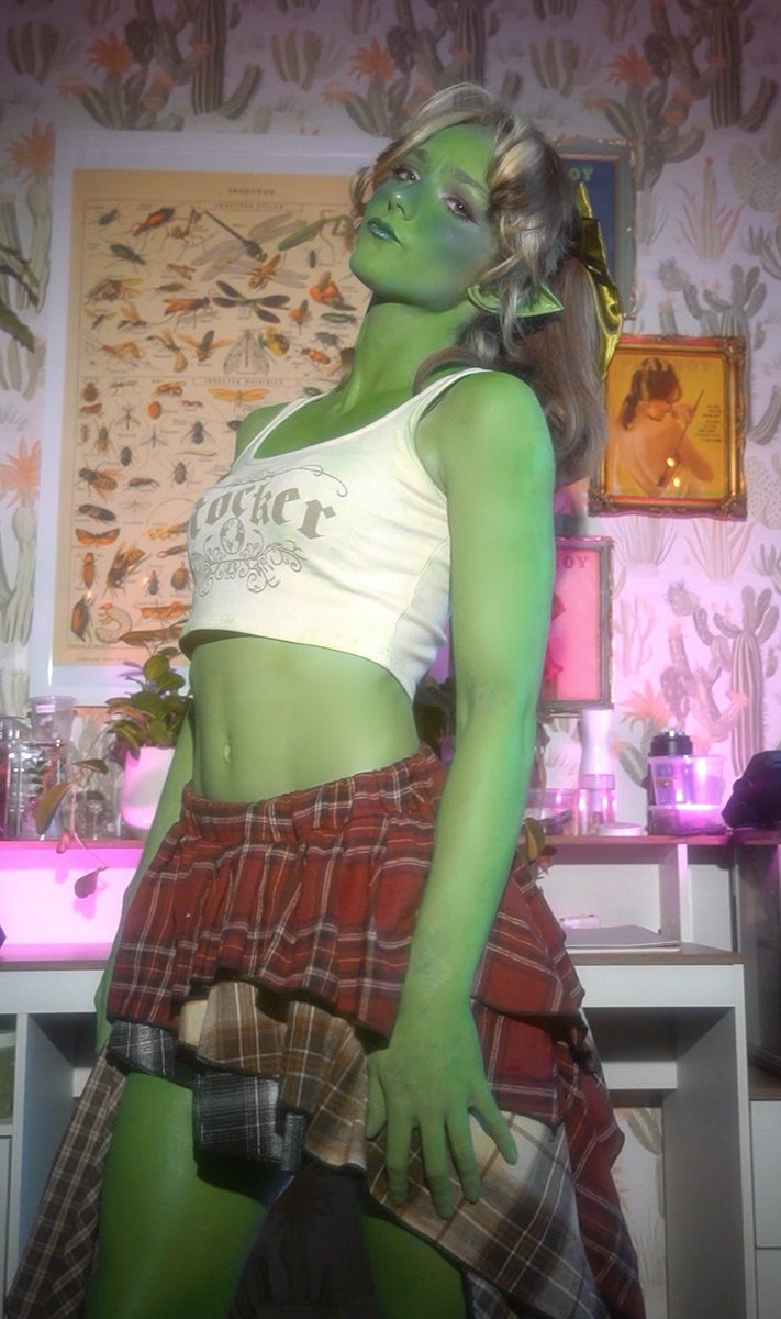 lanabeesfw's tweet photo. Another day of doing goblin things like caring for my little beasties and eating lots of dirt https://t.co/bHvFlbsTlk