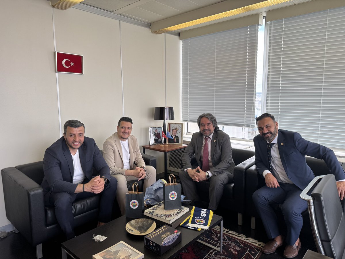 FenerbahceParis's tweet photo. UNESCO daimi temsilcisi büyükelçimiz sayın İhsan Mustafa Yurdakul beyefendiye dernek adına yöneticilerimiz ziyarette bulundu 

@TC_UNESCODT https://t.co/w6Jl38pD3G