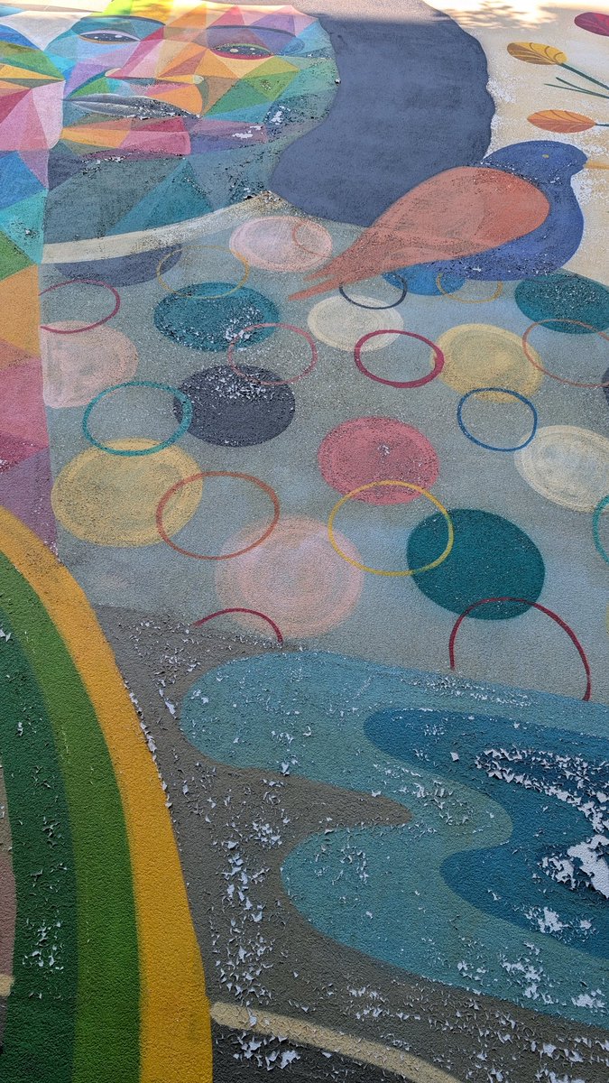 aitor_mmartinez's tweet photo. En julio de 2024 la @jmd_usera contrató un servicio para proteger el mural de Okuda del Centro Juvenil Pipo Velasco.

El objetivo era evitar su degradación por "inclemencias meteorológicas, radiación solar y polución".

Visto el estado del mural, alguien debería rendir cuentas. https://t.co/gCiuPHQaFt