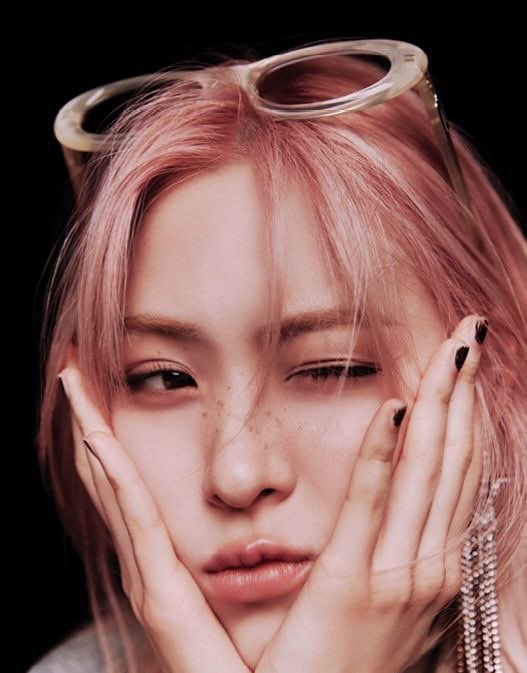itzyshots's tweet photo. i don’t know what type of pics these are but i need more of them https://t.co/UY4nsxHfqA