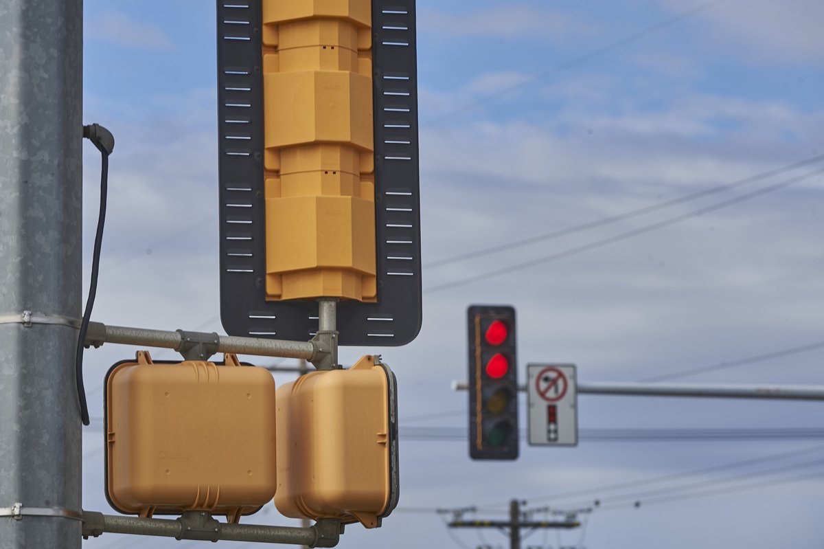 CityofEdmonton's tweet photo. Traffic signals are down at:

📍 St. Albert Trail and 128 Ave
📍 142 St and 91 Ave
📍 97 St and 124 Ave

Treat flashing or dark intersections as 4-way stops.

Learn more https://t.co/nXCfga2ZdZ https://t.co/gkXuqJtTT4