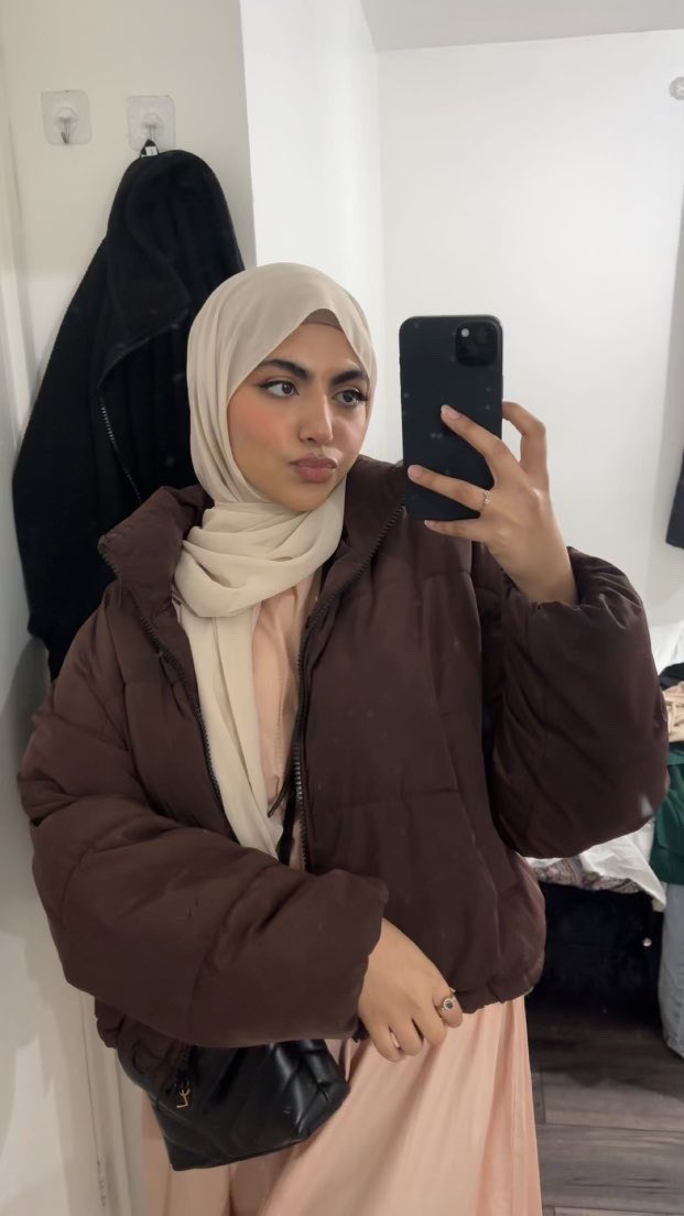Chavlover42017's tweet photo. Cuck submitted his mrs #desi #hijabi https://t.co/AEeM1l8Y2p