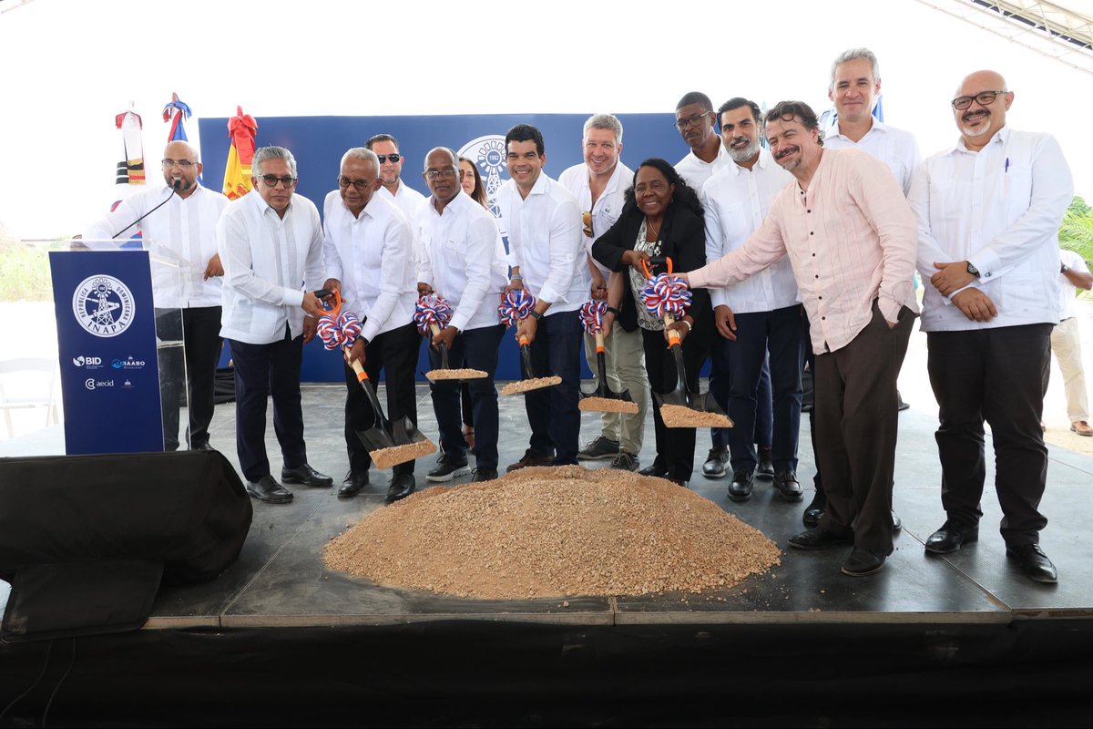 INAPA_RDGOB's tweet photo. 🪏Primer palazo para la construcción del alcantarillado sanitario de Boca Chica 

Nuestro director ejecutivo, @warnaudbisono, dio el primer palazo para esta importante obra de saneamiento que brindará calidad de vida a 220,000 personas. 

Este proyecto cuenta con una inversión de US$190,000,000. Contempla la colocación de línea de impulsión de 6.74 km, colectores maestros, ocho estaciones de bombeo, planta de tratamiento de aguas residuales diseñada con 50 años de vida útil  y un emisario submarino. 

Muy pronto Boca chica será más limpia, saludable y sostenible. 

¡Seguimos trabajando a favor de nuestra gente! 

#SomosINAPA