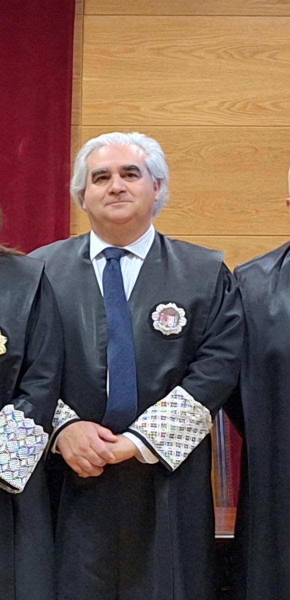 johnsixx256's tweet photo. Se llama Emilio García Cancho y preside la Audiencia De Badajoz que ha condenado a "David Sanchez". Aquí le vemos pidiendo un selfie a @Santi_ABASCAL . Luego que no les digamos que son "Fachas Con Toga". https://t.co/KmgsIZYz00