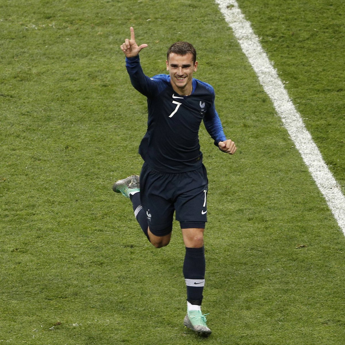 SofascoreBR's tweet photo. 🔎 Antoine Griezmann teve a maior Nota da França na Copa do Mundo FIFA 2018! 🇫🇷🔥

⚔️ 7 jogos
⚽️ 4 gols (!)
🅰️ 2 assistências
🅿️ 6 participações em gols (!)
⏰ 95 mins p/ participar de gol (!)
🥅 3/4 grandes chances convertidas (75%!)
💪 35 duelos ganhos (5.0 /j!)
🥊 1 pênalti sofrido 
💯 Nota Sofascore 7.67

Faz falta? 🤔🤔