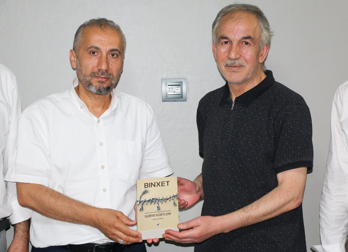 FarukPolat_'s tweet photo. HÜDA PAR Genel Başkan Yardımcımız Mahmut İrtem ile birlikte GAP Gündemi Gazetesi Genel Yayın Yönetmeni Veysel Polat'ı ziyaret ettik. 

Ziyaretimizde Mahmut İrtem, Suriye Kürtlerinin iç savaş sürecinde yaşadığı siyasal ve toplumsal dönüşümü ele aldığı “Bınxet” adlı kitabını kendilerine hediye etti. 

Nazik misafirperverlikleri için kendilerine teşekkür ediyorum.

@HurDavaPartisi
@HudaPariletisim
@mahmutirtem
@VeyselPolat5