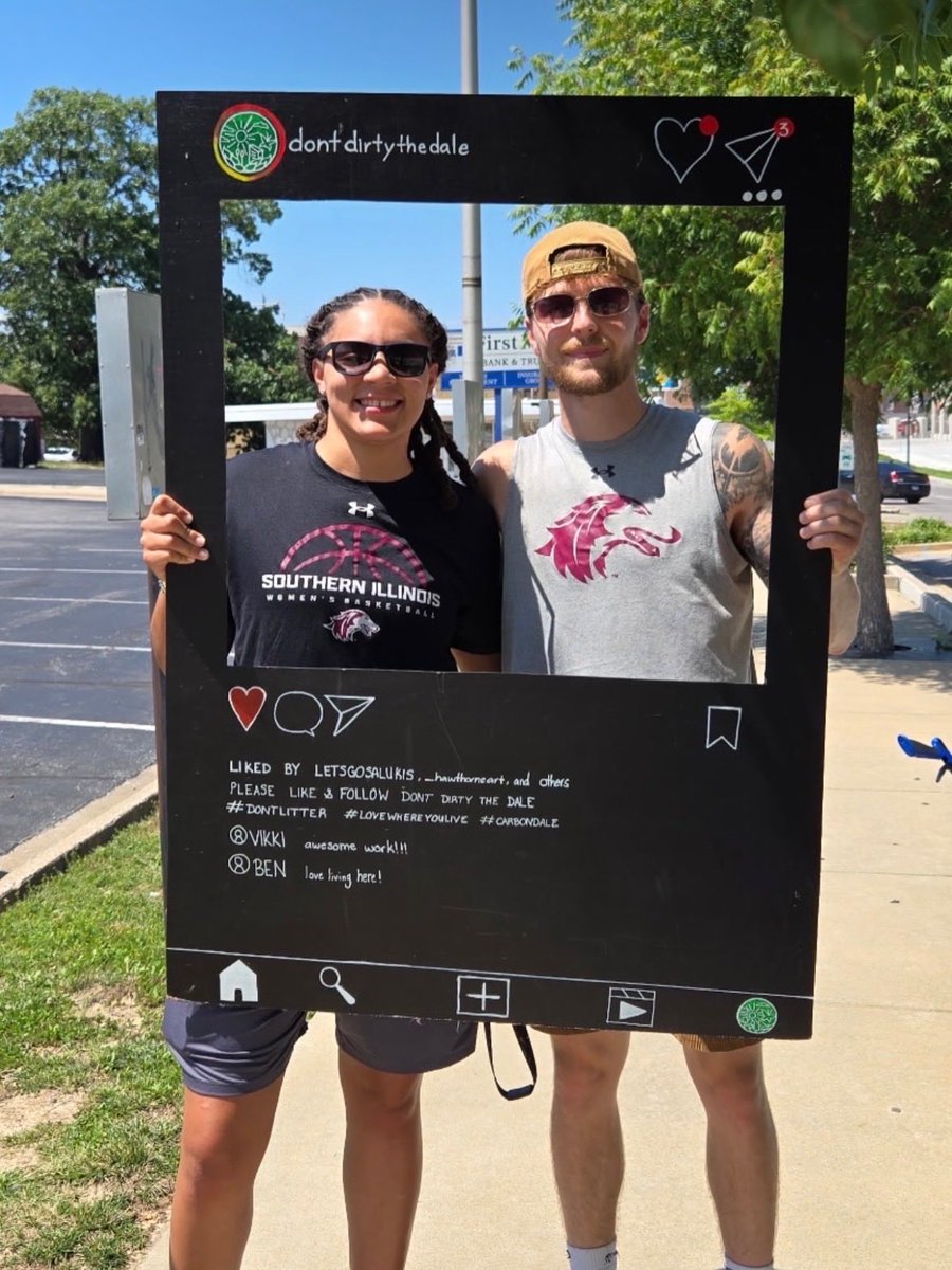 SIU_WBasketball's tweet photo. 𝒟𝑜𝒾𝓃𝑔 𝑜𝓊𝓇 𝓅𝒶𝓇𝓉 😊

On Monday, the team once again partnered with Don’t Dirty the Dale for some community service! The squad was on their A-game as they collected OVER 20 bags of trash!

#MaroonMade | #Salukis https://t.co/OV6P0N7tPd