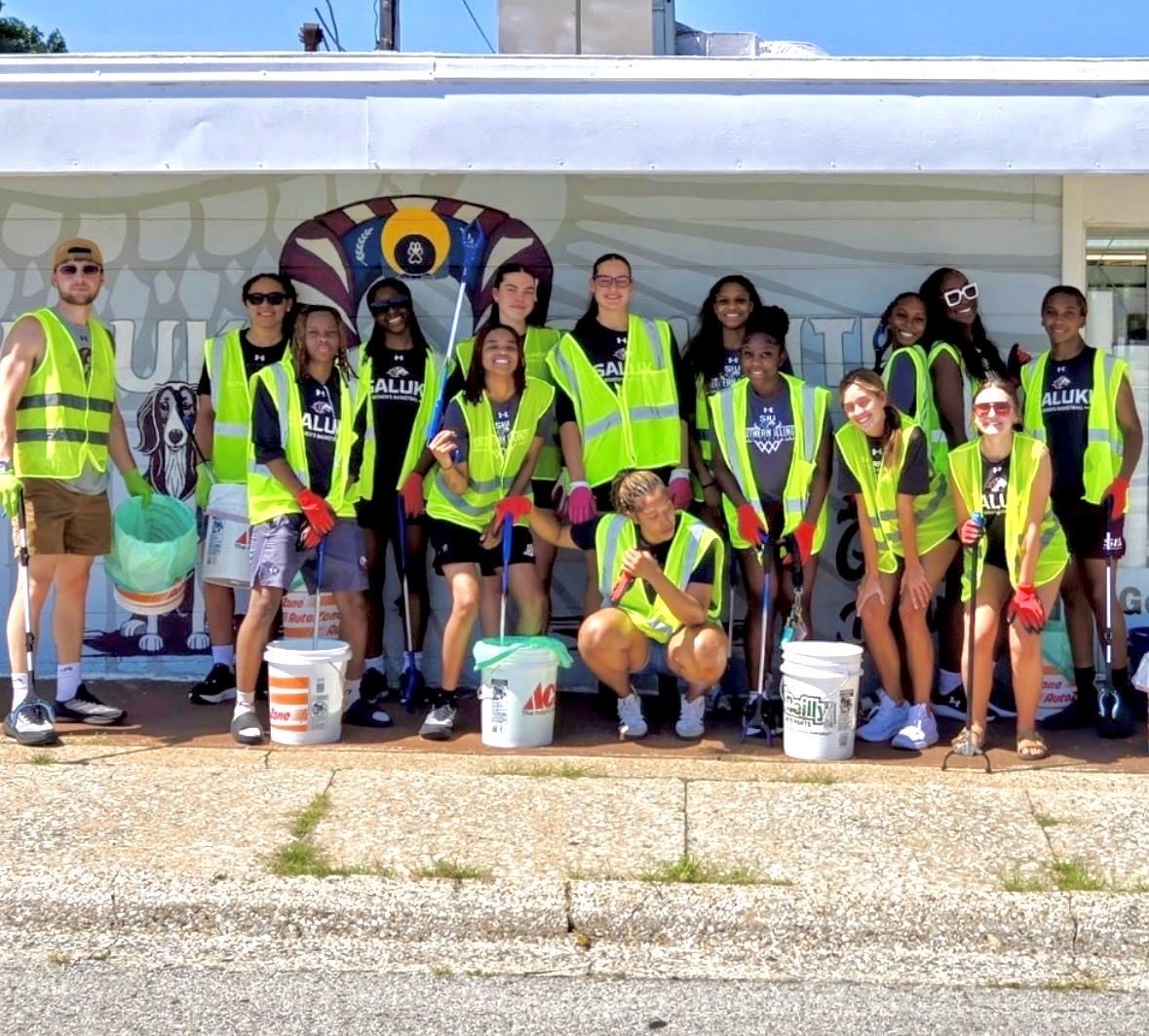 SIU_WBasketball's tweet photo. 𝒟𝑜𝒾𝓃𝑔 𝑜𝓊𝓇 𝓅𝒶𝓇𝓉 😊

On Monday, the team once again partnered with Don’t Dirty the Dale for some community service! The squad was on their A-game as they collected OVER 20 bags of trash!

#MaroonMade | #Salukis https://t.co/OV6P0N7tPd