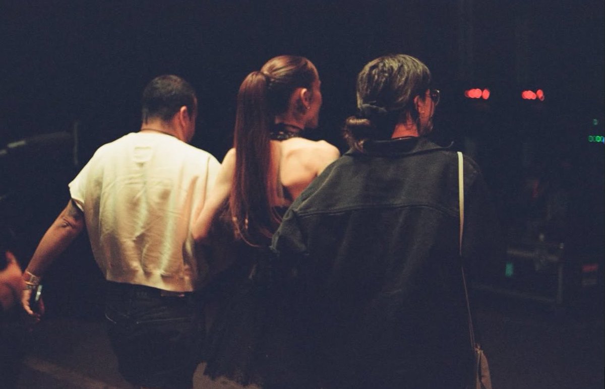 TeamArianaBE's tweet photo. #PHOTOS: Ariana avec Tylor Ford à la tournée « Eternal Sunshine » https://t.co/ROIvMGK8mu