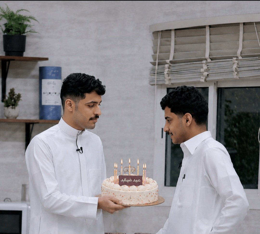 0saheb00's tweet photo. عزوز محتفل ب ميلاد حمد 🎉🎉🎉🕯🕯🕯 https://t.co/Bs1ZuHQIWU