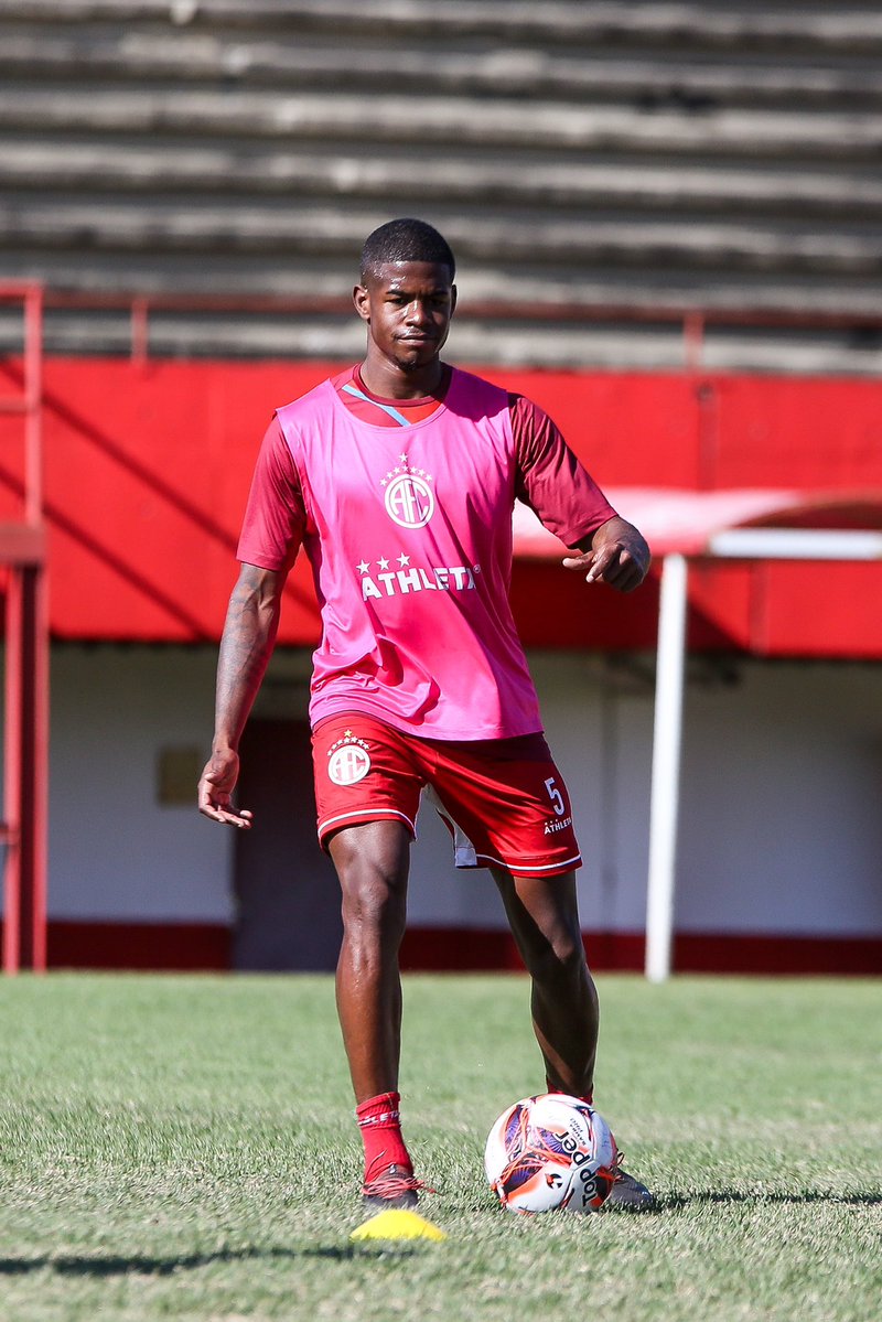 AmericaRJ's tweet photo. 🔥 Aquecimento do Mecão! 🩸
Daqui a pouco a bola rola no Giulite Coutinho!
#AFCxNIFC
#CopaRio
#VamosSangue https://t.co/Z4XcQchGcG