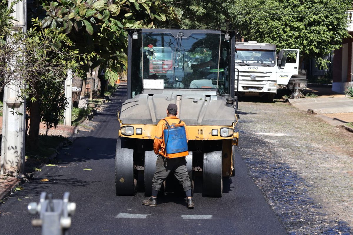 AsuncionMuni's tweet photo. 🚧 Trabajamos en la pavimentación de la calle Rogelio Santa Cruz, entre Celsa Speratti y Félix de Azara. La intervención forma parte del Plan ASU 400 Cuadras y se ejecuta a través del Plan 1000 de Itaipú Binacional, para mejorar la circulación vial en distintos puntos. https://t.co/WIGGFQqBJP