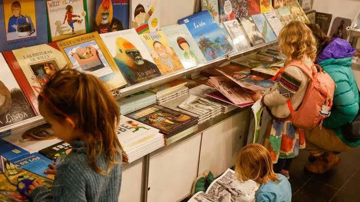Palabras_R's tweet photo. 📚 La Feria del Libro Infantil y Juvenil volvió al Centro de Convenciones Buenos Aires y estará abierta hasta el 2 de agosto.

✨ Entrada gratuita.
📖 Más de 70 stands.
🎭 Talleres, teatro, música, narraciones y actividades para toda la familia. https://t.co/1ePEbGDBdS
