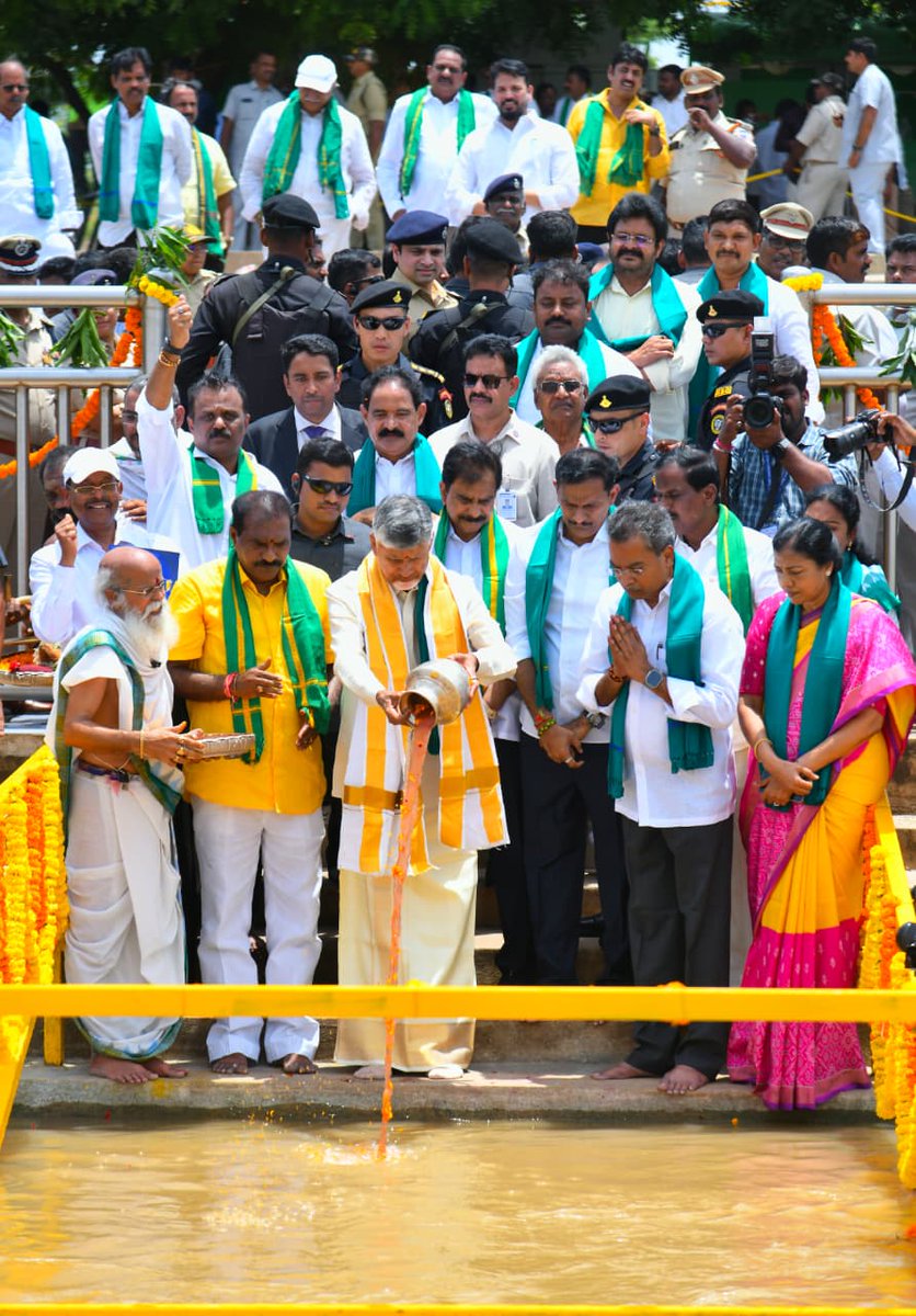 ncbn's tweet photo. గోదారమ్మ పట్టిసీమ ద్వారా తరలి వచ్చి కృష్ణమ్మను కలిసే పవిత్ర సంగమం వద్ద నిర్వహించిన జల హారతి కార్యక్రమంలో పాల్గొన్నాను. నదుల అనుసంధానంలో భాగంగా దశాబ్దం క్రితం నిర్మించిన పట్టిసీమ ప్రాజెక్టు ద్వారా ఇప్పటి వరకు 450 టీఎంసీల గోదావరి వరద జలాలను తరలించి ఇక్కడి భూములను సస్యశ్యామలం చేశాం. తీవ్ర వర్షాభావ పరిస్థితులు ఉన్న నేటి రోజుల్లో కృష్ణా డెల్టాకు గోదావరి నీళ్లు ఊపిరి పోశాయి. భారత సాగునీటి రంగానికి దిక్సూచిగా నిలిచిన ప్రముఖ ఇంజనీర్ డాక్టర్ కే.ఎల్. రావు గారి 124వ జయంతి సందర్భంగా సాగునీటి రంగానికి ఆయన చేసిన సేవలను గుర్తు చేసుకున్నాం. ఆయన స్ఫూర్తితో రానున్న మూడేళ్లలో పూర్తి చేసే 36 ఇరిగేషన్ ప్రాజెక్టులపై క్యాలెండర్‌ను ప్రకటించాము. దేవుడి దయ, ప్రజల మద్దతుతో శ్రీకాకుళం నుంచి చిత్తూరు వరకు అన్ని ప్రాజెక్టులు పూర్తిచేసి ప్రతి ఎకరాకు నీళ్లిస్తాం.