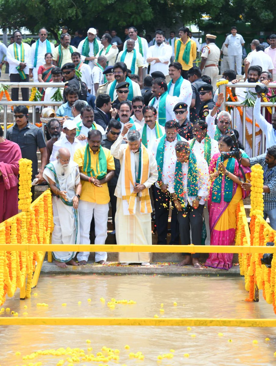 ncbn's tweet photo. గోదారమ్మ పట్టిసీమ ద్వారా తరలి వచ్చి కృష్ణమ్మను కలిసే పవిత్ర సంగమం వద్ద నిర్వహించిన జల హారతి కార్యక్రమంలో పాల్గొన్నాను. నదుల అనుసంధానంలో భాగంగా దశాబ్దం క్రితం నిర్మించిన పట్టిసీమ ప్రాజెక్టు ద్వారా ఇప్పటి వరకు 450 టీఎంసీల గోదావరి వరద జలాలను తరలించి ఇక్కడి భూములను సస్యశ్యామలం చేశాం. తీవ్ర వర్షాభావ పరిస్థితులు ఉన్న నేటి రోజుల్లో కృష్ణా డెల్టాకు గోదావరి నీళ్లు ఊపిరి పోశాయి. భారత సాగునీటి రంగానికి దిక్సూచిగా నిలిచిన ప్రముఖ ఇంజనీర్ డాక్టర్ కే.ఎల్. రావు గారి 124వ జయంతి సందర్భంగా సాగునీటి రంగానికి ఆయన చేసిన సేవలను గుర్తు చేసుకున్నాం. ఆయన స్ఫూర్తితో రానున్న మూడేళ్లలో పూర్తి చేసే 36 ఇరిగేషన్ ప్రాజెక్టులపై క్యాలెండర్‌ను ప్రకటించాము. దేవుడి దయ, ప్రజల మద్దతుతో శ్రీకాకుళం నుంచి చిత్తూరు వరకు అన్ని ప్రాజెక్టులు పూర్తిచేసి ప్రతి ఎకరాకు నీళ్లిస్తాం.