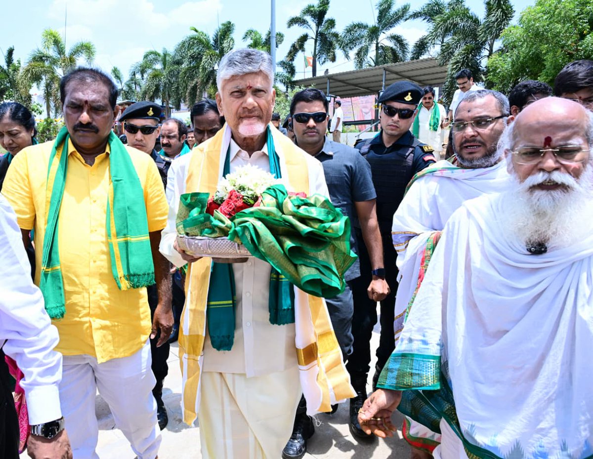 ncbn's tweet photo. గోదారమ్మ పట్టిసీమ ద్వారా తరలి వచ్చి కృష్ణమ్మను కలిసే పవిత్ర సంగమం వద్ద నిర్వహించిన జల హారతి కార్యక్రమంలో పాల్గొన్నాను. నదుల అనుసంధానంలో భాగంగా దశాబ్దం క్రితం నిర్మించిన పట్టిసీమ ప్రాజెక్టు ద్వారా ఇప్పటి వరకు 450 టీఎంసీల గోదావరి వరద జలాలను తరలించి ఇక్కడి భూములను సస్యశ్యామలం చేశాం. తీవ్ర వర్షాభావ పరిస్థితులు ఉన్న నేటి రోజుల్లో కృష్ణా డెల్టాకు గోదావరి నీళ్లు ఊపిరి పోశాయి. భారత సాగునీటి రంగానికి దిక్సూచిగా నిలిచిన ప్రముఖ ఇంజనీర్ డాక్టర్ కే.ఎల్. రావు గారి 124వ జయంతి సందర్భంగా సాగునీటి రంగానికి ఆయన చేసిన సేవలను గుర్తు చేసుకున్నాం. ఆయన స్ఫూర్తితో రానున్న మూడేళ్లలో పూర్తి చేసే 36 ఇరిగేషన్ ప్రాజెక్టులపై క్యాలెండర్‌ను ప్రకటించాము. దేవుడి దయ, ప్రజల మద్దతుతో శ్రీకాకుళం నుంచి చిత్తూరు వరకు అన్ని ప్రాజెక్టులు పూర్తిచేసి ప్రతి ఎకరాకు నీళ్లిస్తాం.