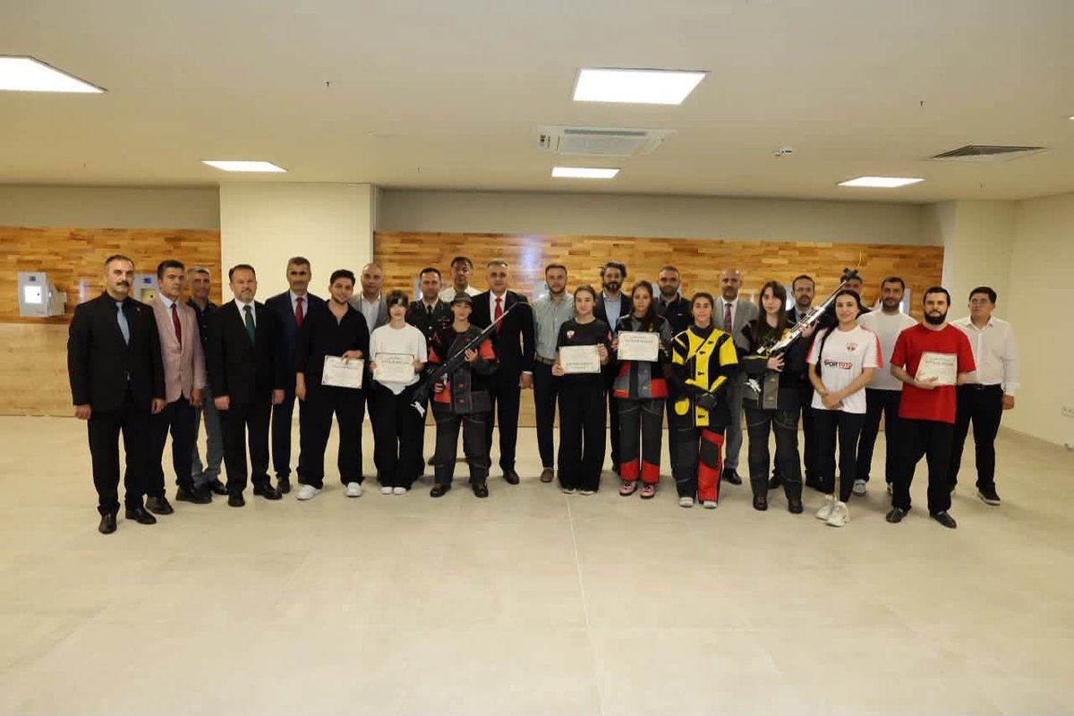 TerorleMucadle's tweet photo. İst. Şb. Bşk. Sn. Hamit Arslan, 15 Temmuz Demokrasi ve Millî Birlik Günü kapsamında Ata Sporları Merkezi'nde düzenlenen Okçuluk ve Havalı Silah Yarışmaları programına katılım sağladı. 15 Temmuz'un birlik ve beraberlik ruhu hep birlikte yaşatıldı. 🇹🇷 https://t.co/1khETtCGJQ