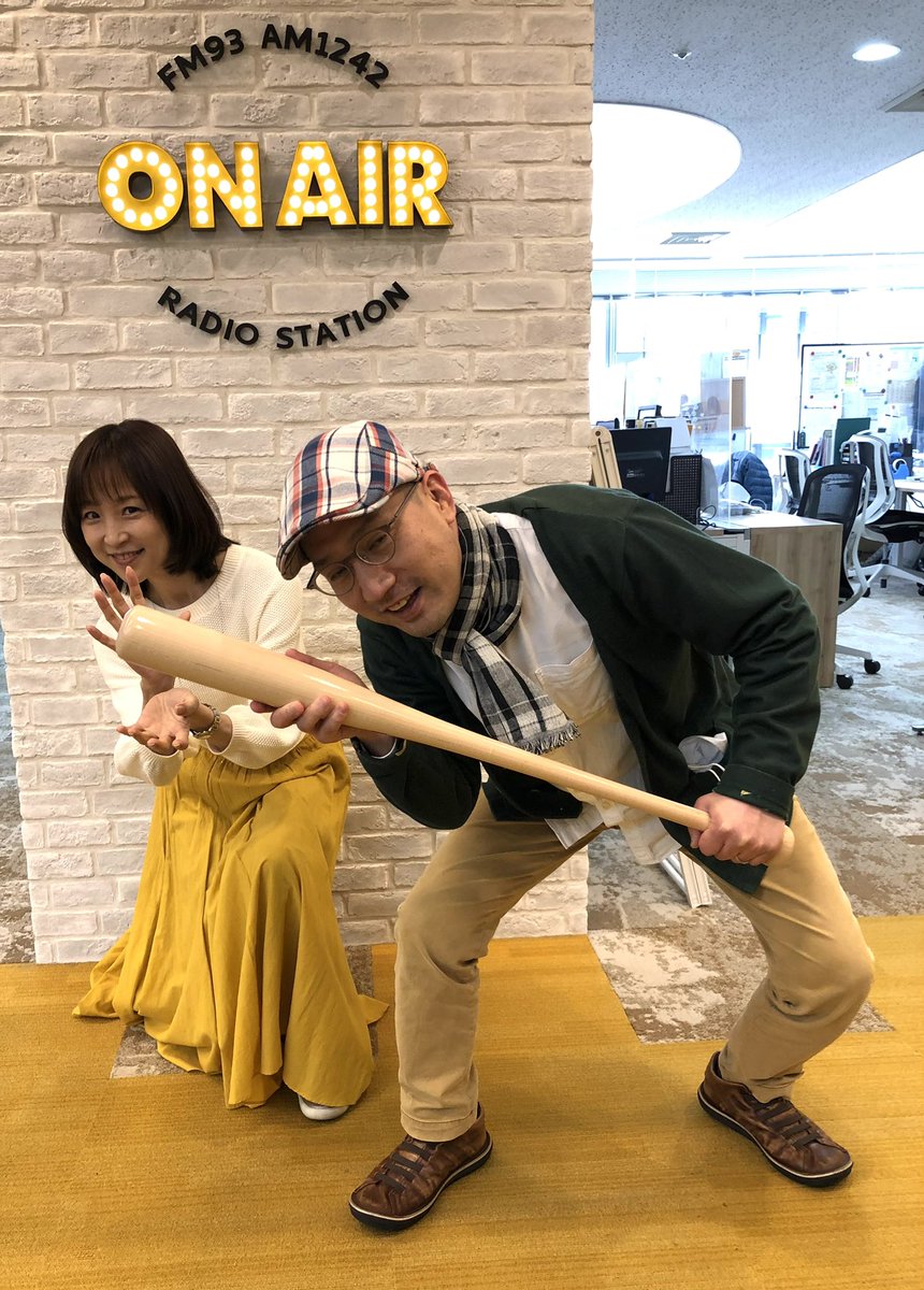 1happy1242's tweet photo. 今週金曜日は…
一日まるごとショウアップナイターST⚾️

『私と野球⚾️』、野球に関するお話を募集。

⚪︎少年野球の思い出
⚪︎名選手にサイン
⚪︎親と観戦
⚪︎ラジオ中継

happy@1242.com 📩

ゲストは #煙山光紀 アナ❣️

#一之輔ハッピー
#春風亭一之輔
#ショウアップナイター
#野球

バント❣️ https://t.co/6fSApFwlhZ