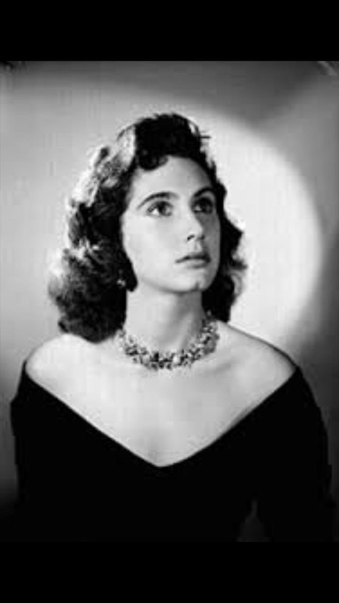 AliasCane's tweet photo. Este año, el #ArieldeOro que otorga la @AcademiaCineMx es para la formidable Rosita Arenas.
Esto es importante porque se trata de una de las últimas leyendas surgidas de la época de oro del cine nacional, a cuyas filas se incorporó siendo una adolescente.
Actriz de notable talento y belleza, trabajó a las órdenes de Buñuel y otros destacados cineastas y se hizo un lugar en una industria difícil por si misma. Este reconocimiento de sus pares nos recuerda su talento y su presencia inolvidable, vestigio de una era de nuestra cultura cinematográfica.
