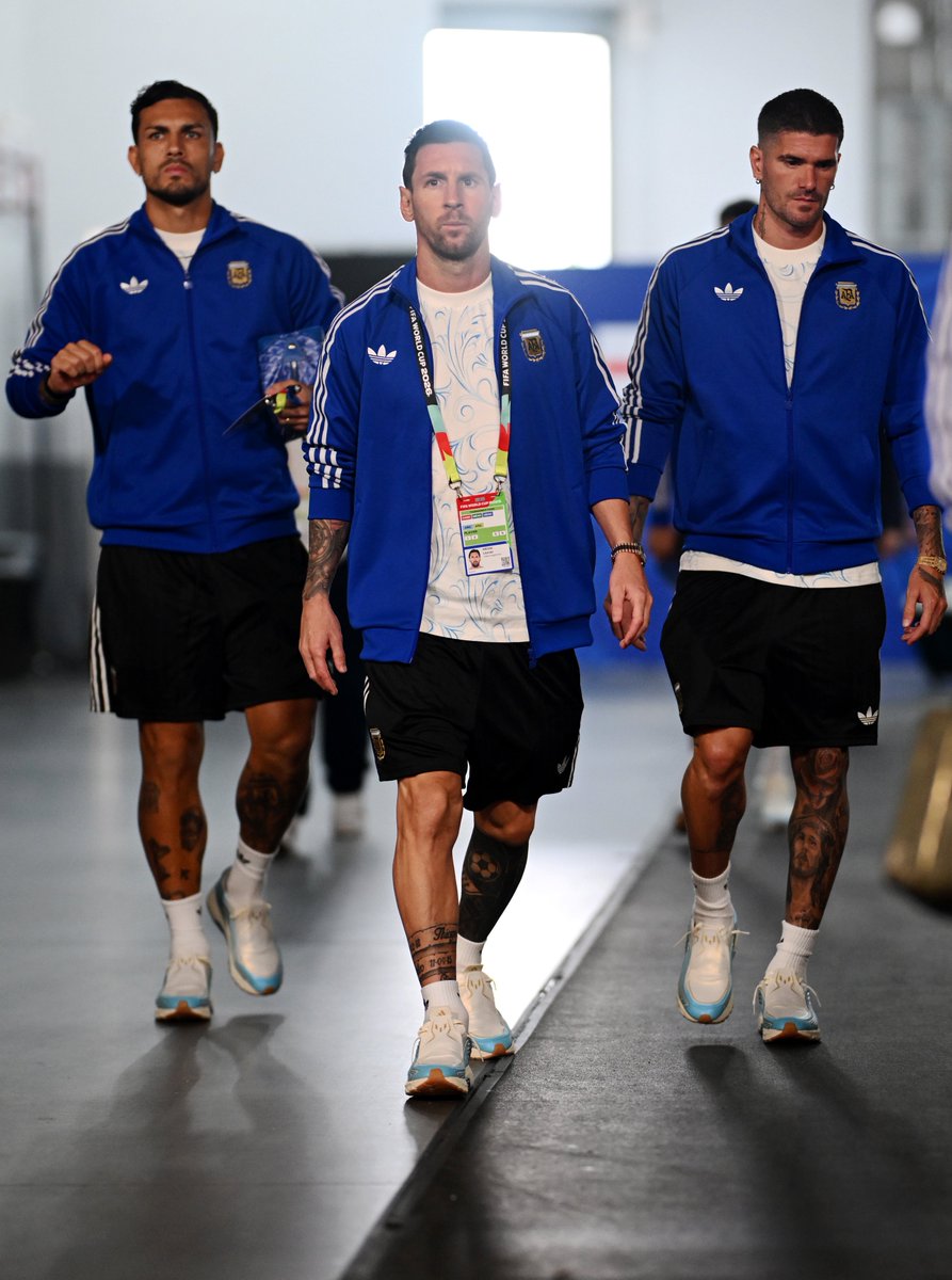FabrizioRomano's tweet photo. 👋🏼🇦🇷 Leo Messi arrives with De Paul and Paredes. https://t.co/RhzkjDBKy9