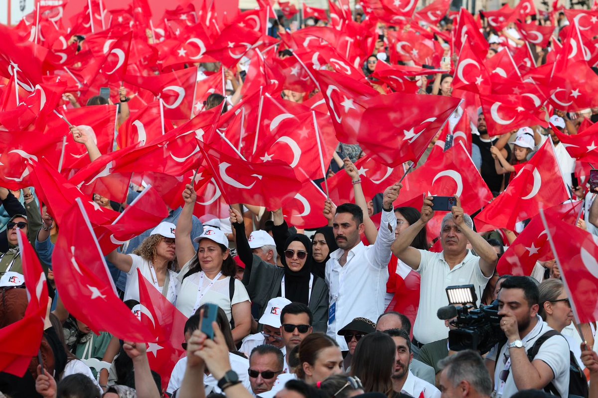 mustafaciftcitr's tweet photo. Muhterem Cumhurbaşkanımız @RTErdogan’ın teşrifleriyle, Başkent Millet Bahçesi’nde düzenlenen 15 Temmuz Demokrasi ve Millî Birlik Günü Anma Programı’nda aziz milletimizle bir araya geldik.

15 Temmuz 2016'da, gözünü kan bürümüş FETÖ'cü hainlerin, darbe kalkışmasının üzerinden on yıl geçti. Ancak o gece meydanlarda yükselen kararlılık, bugün de aynı güçle yaşamaya devam ediyor. Milletimiz, bu anlamlı buluşmada bir kez daha gösterdi ki 15 Temmuz yalnızca hafızalarda kalan bir tarih değil; bağımsızlığımıza, devletimize ve ortak geleceğimize sahip çıkma şuurudur.

Muhterem Cumhurbaşkanımızın liderliğinde aynı bayrağın gölgesinde buluşan milyonlar, Türkiye’nin birlik ruhunu ve kardeşlik iradesini yeniden ortaya koydu. Başkentten yükselen bu güçlü ses; vesayete, ihanete ve milletin iradesini yok sayan bütün odaklara verilmiş en açık cevaptır.

On yıl önce FETÖ'ye karşı nasıl tek yürek olduysak bugün de aynı inançla, aynı heyecanla ve aynı kararlılıkla omuz omuzayız. 15 Temmuz’un hatırasını yaşatmak, o gece kurulan büyük millet birlikteliğini gelecek nesillere aktarmak hepimizin ortak sorumluluğudur.

Rabbim devletimizi kaim, milletimizi daim; birliğimizi ve kardeşliğimizi güçlü eylesin.

İrade Bizim Zafer Bizim
#15Temmuz
#ZaferBizim