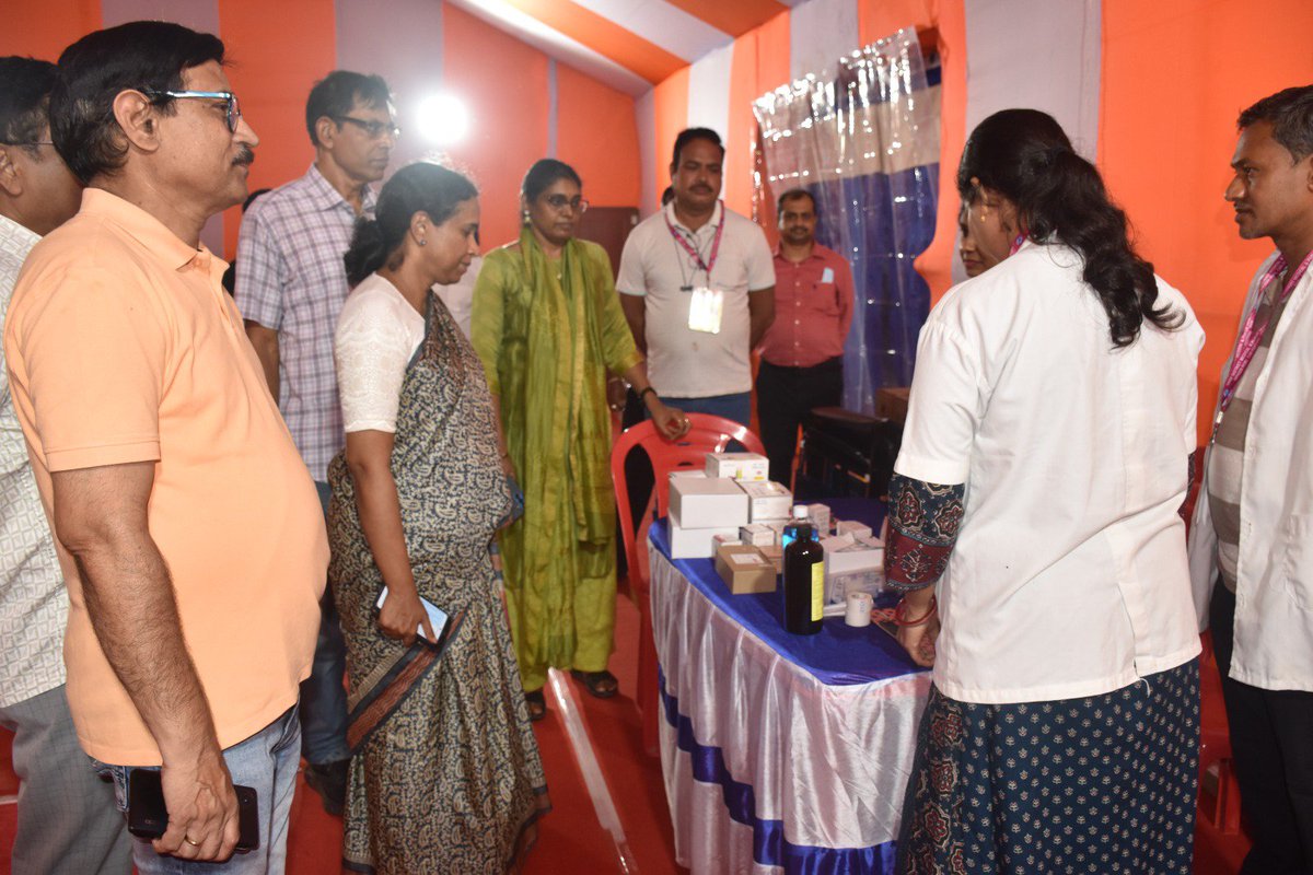 HFWOdisha's tweet photo. @MahalingMukesh @CMO_Odisha @MohanMOdisha @nhmodisha @MoHFW_INDIA @AyushmanNHA ବ୍ୟବସ୍ଥାର ତଦାରଖ କରିବା ସହ ଭକ୍ତମାନଙ୍କ ସ୍ୱାସ୍ଥ୍ୟ ସେବାକୁ ସର୍ବାଧିକ ଗୁରୁତ୍ଵ ଦେବା ପାଇଁ ଡାକ୍ତର ଏବଂ ସ୍ୱାସ୍ଥ୍ୟକର୍ମୀଙ୍କୁ ପରାମର୍ଶ ଦେଇଛନ୍ତି।

ଏହି ଅବସରରେ ସ୍ୱାସ୍ଥ୍ୟ ସଚିବ, ଜାତୀୟ ସ୍ଵାସ୍ଥ୍ୟ ମିଶନର ନିର୍ଦ୍ଦେଶିକା, ପୁରୀ ଜିଲ୍ଲା ମୁଖ୍ୟ ଚିକିତ୍ସା ଅଧିକାରୀ ଏବଂ ସ୍ୱାସ୍ଥ୍ୟ ବିଭାଗର ବରିଷ୍ଠ ଅଧିକାରୀମାନେ ଉପସ୍ଥିତ ଥିଲେ। https://t.co/O1GeK9yTUu