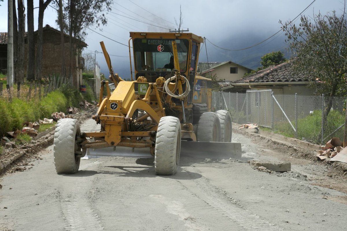 AzuayPrefectura's tweet photo. 👷🚜 Avanzamos en el mejoramiento de la vía Guarainag - Tomebamba. 🛣️

🤜🤛 Con @EpAsfaltar y el GAD Parroquial de Guarainag ejecutamos la colocación de carpeta asfáltica en 1.5 kilómetros, con una inversión de más de $ 653,802. https://t.co/8q1TVjrupt