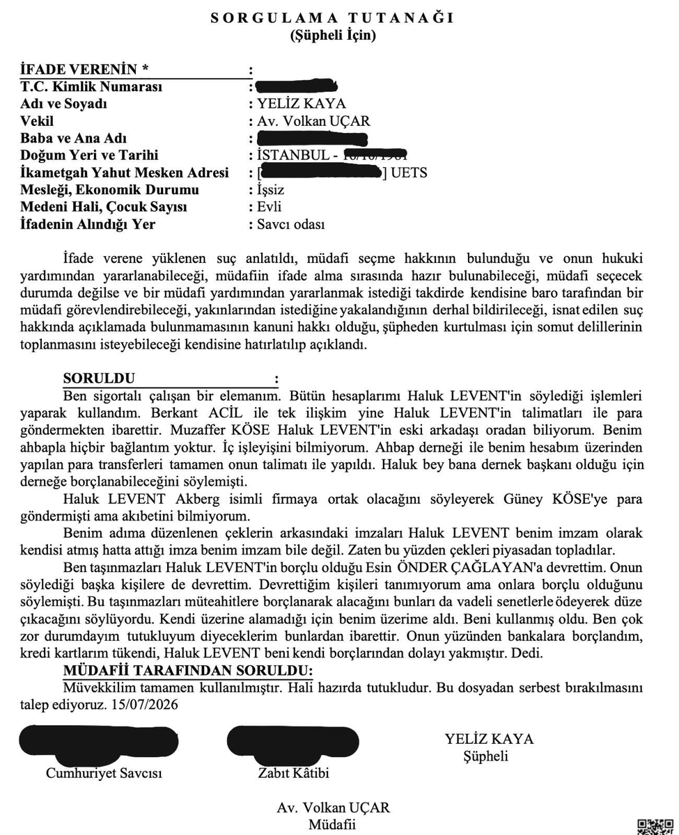 RusenPress's tweet photo. Haluk Levent'in çalışanı Yeliz Kaya, her şeyi itiraf etti.

Sistem nasıl işliyordu?

Haluk Levent, yıllardır dolandırıcılık için kullanılan yöntemi kullanıyordu. İnsanların mülkelrine yüksek fiyat verip bir kısmını peşin ödeyip geri kalanına hiç ödemeyeceği senetler veriyordu.

Tanıdıklarının üzerine geçen mülkleri ise borçları için borçlulara satıp devrediyordu. Böylece senetle aldığı mülkleri senetleri hiç ödemeden satıp birçok kişiyi mağdur ediyordu.

Senetlerin karşılıksız çıkması dolaysıyla uzun süre hapis yatmayacağını daha önceden tecrübe ettiği için bu işler için organize 1 ekip kurmuştu. Herkes yakalandığında ne diyeceğini biliyordu. Günümüzde yakalanan avukat, iş adamı vb. herkes ile aslında ortak bir dolandırıcılık sistemi yaklaşık 30 yıldır işliyordu. 

Levent, son dönemde Ahbap adını kullanarak daha kolay insanları kandırabildi. Organize 1 ekip, hedefi seçiyor ve Levent son dokunuşu yapıyordu.