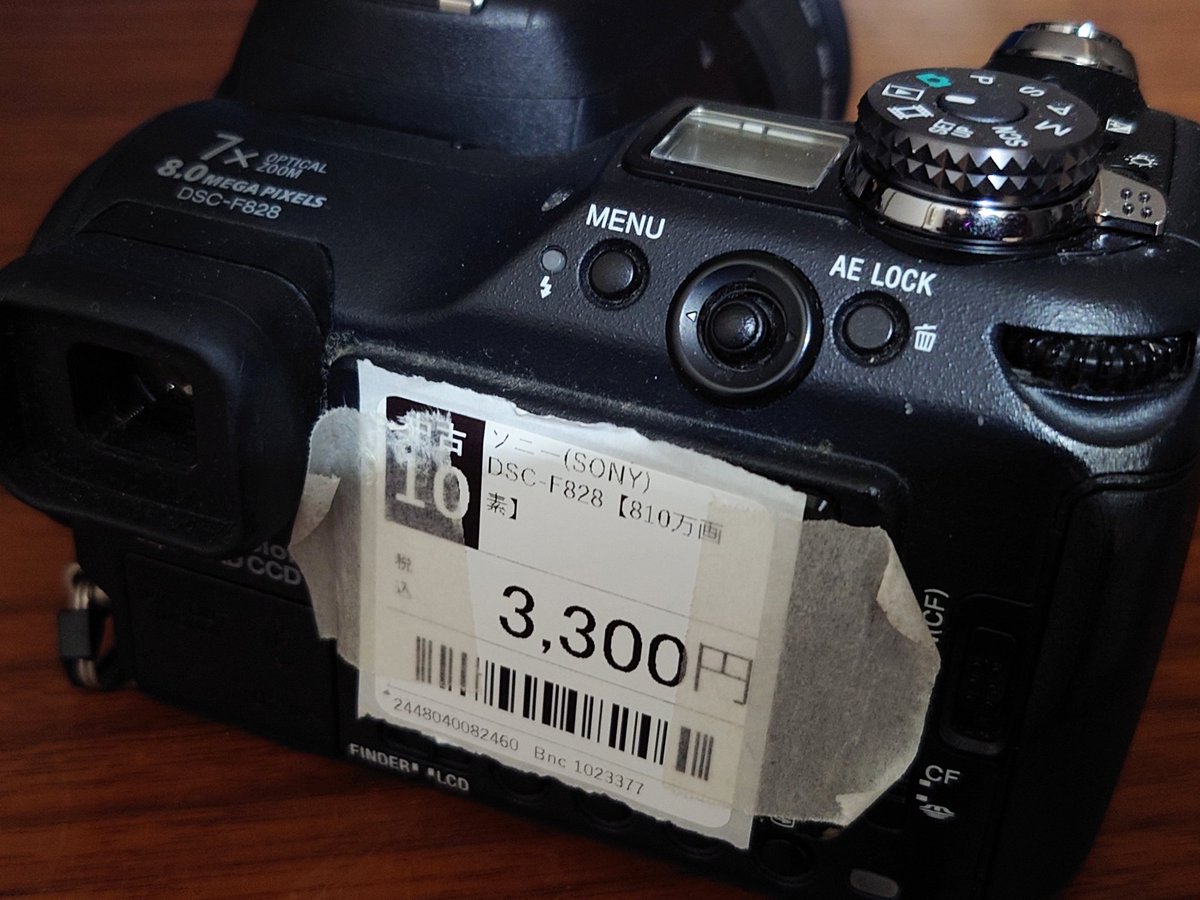aaadayo_PC_X's tweet photo. SONY Cyber-shot DSC-F828（2003年発
800万画素4色カラーフィルターCCD、Carl Zeiss Vario-Sonnar T*7倍ズームレンズ
3300円
手放した事を大後悔してずっと探していた
スイバルコンデジの最高傑作だと思ってる https://t.co/KJkz87EfFX