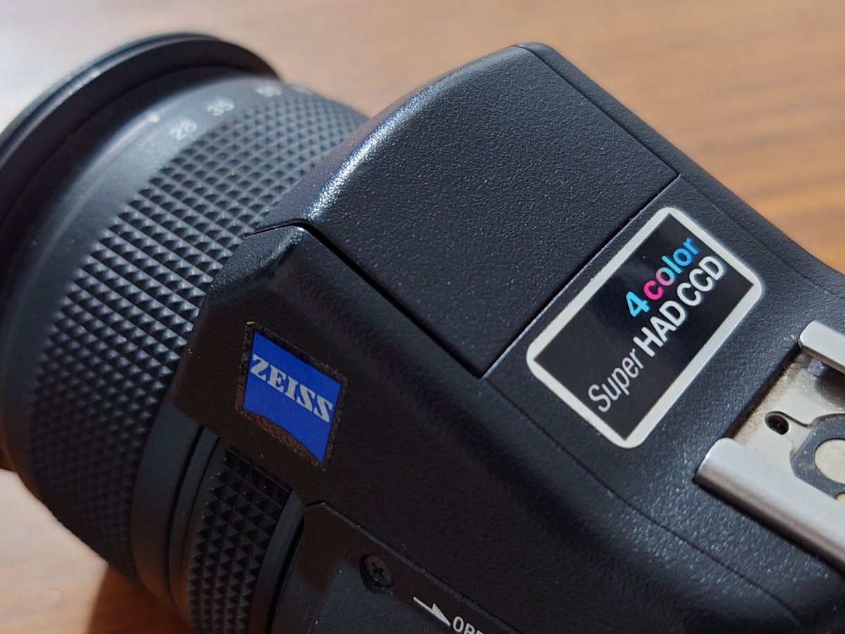 aaadayo_PC_X's tweet photo. SONY Cyber-shot DSC-F828（2003年発
800万画素4色カラーフィルターCCD、Carl Zeiss Vario-Sonnar T*7倍ズームレンズ
3300円
手放した事を大後悔してずっと探していた
スイバルコンデジの最高傑作だと思ってる https://t.co/KJkz87EfFX