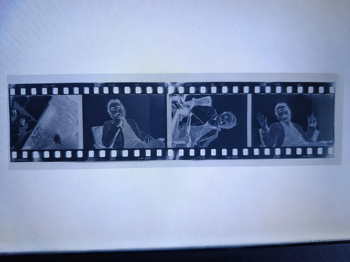 4thwallofturkey's tweet photo. Yıllar önce mezattan bir grup negatif film satın almıştım. Bu negatiflerin aras��nda Şener Şen'e ait çok sayıda kare de vardı. Ancak bu fotoğrafların ne zaman, nerede ve hangi amaçla çekildiğine dair  hiçbir bilgi yoktu. https://t.co/z3epgLzMYW