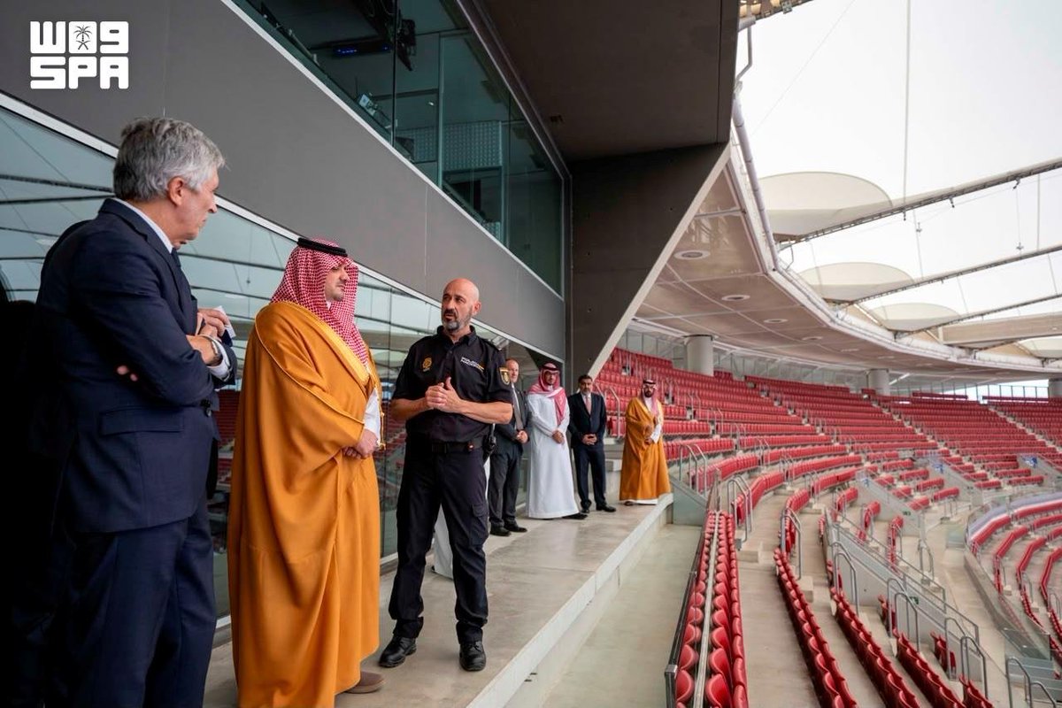 SPAregions's tweet photo. الأمير عبدالعزيز بن سعود يزور برفقة وزير الداخلية بمملكة إسبانيا وحدة الرقابة التنظيمية في ملعب طيران الرياض ميتروبوليتانو ويطّلع على منظومة أمن الفعاليات الرياضية.
https://t.co/lY3AALAoJu
#واس https://t.co/wH3fgVmcCd