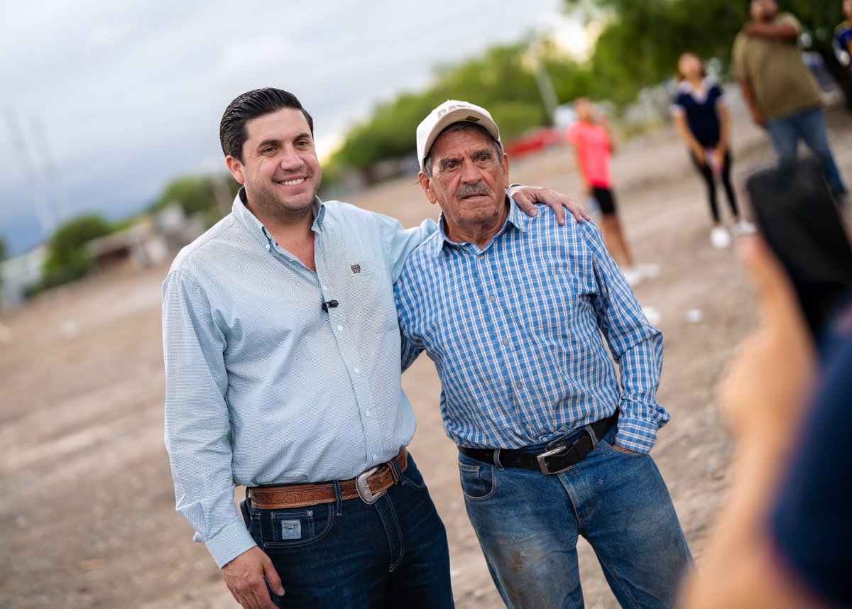 MovCiudadanoNL's tweet photo. Si algo distingue a nuestro alcalde Raúl Cantú es su cercanía con la gente. 🧡

Recorriendo las colonias, escuchando a las familias y atendiendo las necesidades de las y los vecinos de Salinas Victoria.

Porque lo nuevo se construye de la mano de todas y todos. 💪🍊 https://t.co/UxRg4TxaqL