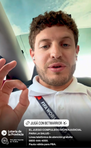 Tomidiazcueto's tweet photo. El hijo de Martin Insaurralde en la cobertura del Mundial insultando a otro colega. Según dicen...estaría con un reloj de $5.000 USD ¿Cómo no?

Si en Canal26 ni siquiera pagan un sueldo... los tienen a todos con PNTS y el caradura tiene de PNT su propia empresa JOMA Electricidad de su "hermano" ¿o de su padre?

Y no puede faltar el logo de la Provincia en sus historias de Instagram.