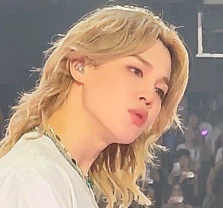 omana21239's tweet photo. Jimin being Jimin's competition is my favorite genre of competition. The whole ARIRANG tour has been Jimin vs Jimin in the hair department, gift giving department, fan interaction department, style department, vocal department,  dance department, etc This is my #1 fav hair style https://t.co/plkSY97gIW