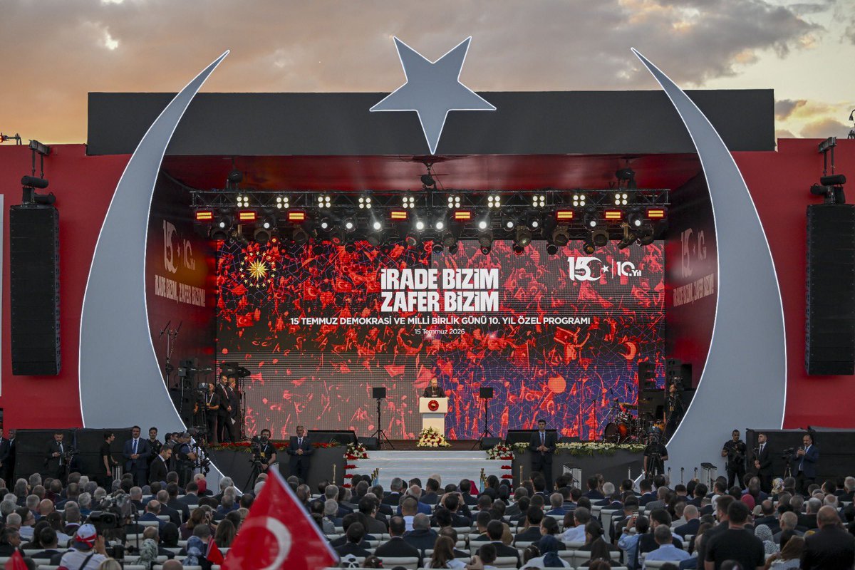 murat_kurum's tweet photo. Cumhurbaşkanımız Sayın @RTErdogan’ın teşrifleri ile 10. Yılında 15 Temmuz: İrade Bizim Zafer Bizim programına katıldık.

En zor günde vatanı için bir olan, beraber olan, direnişiyle nesiller boyu anlatılacak bir destan yazan 15 Temmuz’un kahraman şehitlerini rahmetle, gazilerini hayır dualarıyla andık.

Bugün bir kez daha söylüyoruz: Zaferin sahibi Türkiye, zaferin sahibi milli irade.

#ZaferBizim

📍Başkent Millet Bahçesi