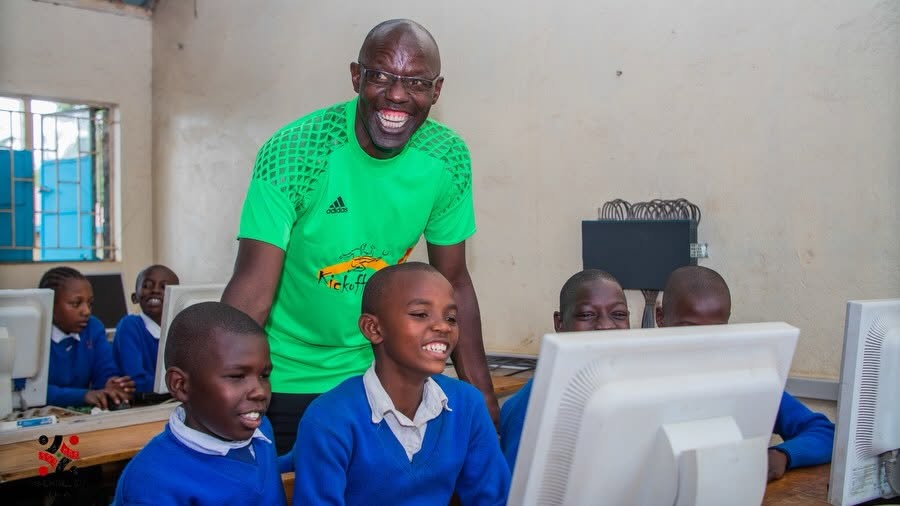 DeedoKenya's tweet photo. We at Maendeleo Kenya were privileged to award Harambee Stars legend Musa "Otero" Otieno, founder of Kick Off to Hope Kenya. His extraordinary dedication to his community and his massive impact on local youth is truly inspiring. Thank you for inspiring today for tomorrow! 🙌. https://t.co/GVj3IPdTEb