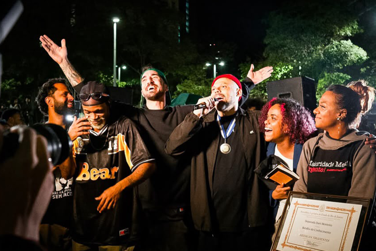 portalrapdab's tweet photo. Nessa terça-feira (14), MC Marechal ministrou a aula inaugural da Universidade do Hip Hop e a Batalha do Conhecimento recebeu Medalha Tiradentes no RJ.

 MOMENTO HISTÓRICO PRO HIP-HOP BRASILEIRO!!! 🙌🏽💓

https://t.co/Z3dvuTNaVF https://t.co/glzsdvvXif