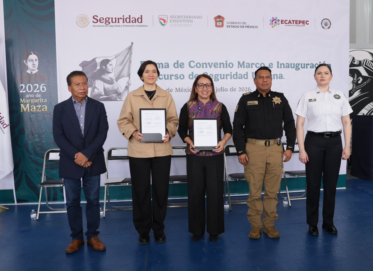 azucenacisneros's tweet photo. Hoy dimos un paso más para fortalecer la seguridad de Ecatepec con la Firma del Convenio Marco y la inauguración del Curso de Seguridad Urbana para las y los Jefes de Sector de nuestra Policía de Proximidad Social.

Agradezco a nuestra Presidenta, la @Claudiashein, y al Secretario de Seguridad y Protección Ciudadana, @OHarfuch, por impulsar la profesionalización de nuestras corporaciones.

Fue un honor contar con la presencia de la Mtra. Marcela Figueroa Franco (@Maffiguer), Secretaria Ejecutiva del Sistema Nacional de Seguridad Pública, con quien reafirmamos que la coordinación entre los tres órdenes de gobierno es la mejor herramienta para construir la paz.

En Ecatepec seguiremos fortaleciendo una policía más cercana, más preparada y al servicio del pueblo.

#ElCambioQueSeSiente #Ecatepec #Seguridad #PolicíaDeProximidad