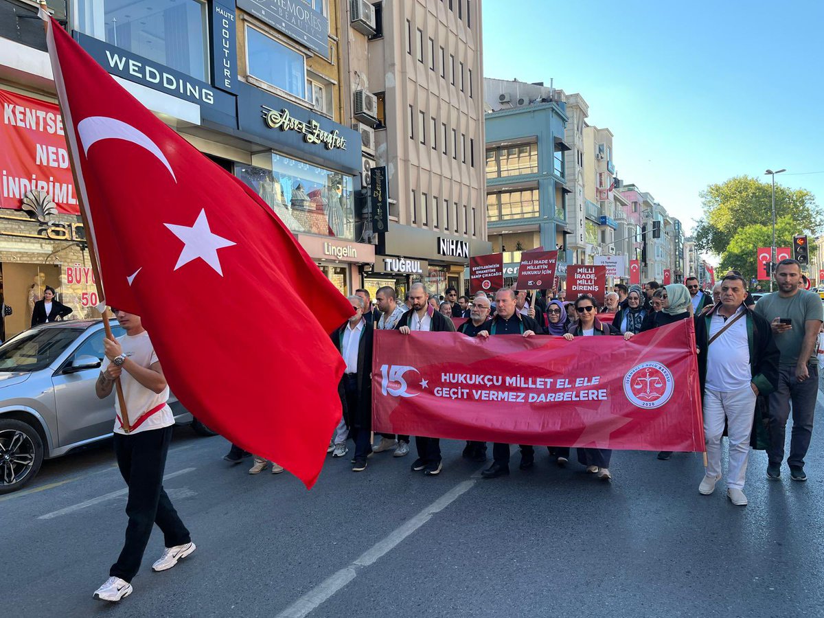 umutozkan1's tweet photo. 15 Temmuz hain darbe teşebbüsünün 10. yıl dönümünde İstanbul 2 Nolu Baro üyesi avukat meslektaşlarımızla birlikte şehit ve gazilerimizi anmak, milletimizin iradesine sahip çıktığımızı bir kez daha ilan etmek, darbecilerin ve onları maşa olarak kullananların karşısında olduğumuzu göstermek için Fatih Camiinden Saraçhaneye kadar yürüyüş programı gerçekleştirdik. @2NoluBaro