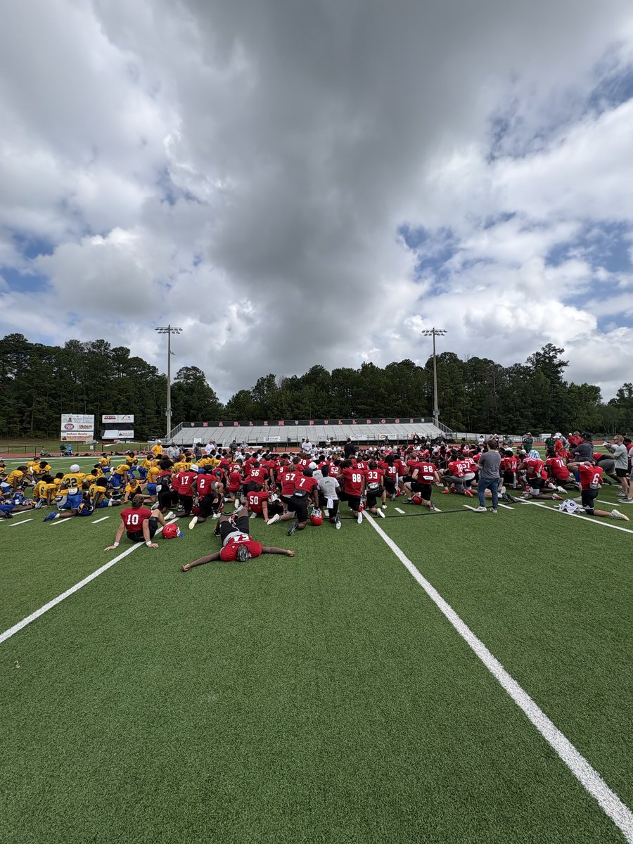 HarlemFootball's tweet photo. Day 1 of our padded camp complete! Thank you for the good work today and look forward to the opportunity to get better tomorrow! @co_devils @FootballWilkes @EHSKnightsFB @GreenbrierPack and @RecruitLakeside 

#AboveTheLine #DogCoalition #WeAreHarlem https://t.co/6BbkUBTtJV