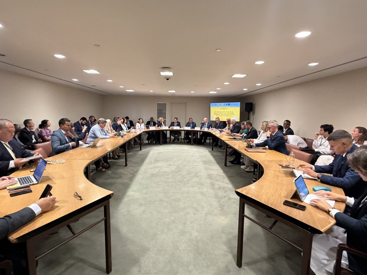IrishMissionUN's tweet photo. Today, 🇮🇪 Minister @DarraghOBrienTD together with partners from Tuvalu 🇹🇻 and the Marshall Islands 🇲🇭, hosted a panel discussion on Clean Energy Transition 💡🌏

An important opportunity to exchange island perspectives on how governments, institutions and civil society can work together to decarbonise island nations across the globe.