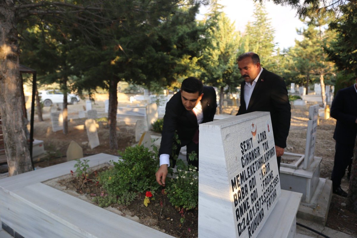 TCHalkapinr's tweet photo. 📍 Halkapınar 

Kaymakamımız Sayın Mehmet Şirin Altay’ın katılımlarıyla, 15 Temmuz Demokrasi ve Millî Birlik Günü münasebetiyle aziz şehitlerimizin manevi huzurunda bir araya geldik. Şehitlerimiz için dualar edilerek Kur’an-ı Kerim tilaveti gerçekleştirildi.

@TC_icisleri https://t.co/k1R6R8NwqR