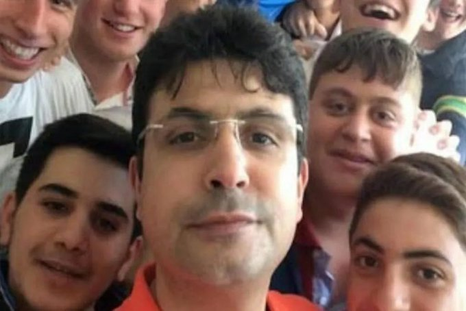 UNmasumlar35813's tweet photo. KHK’lı Öğretmen Gökhan Açıkkollu, Temmuz 2016’da Vatan Emniyet’te gözaltına alındı. 13 gün boyunca gördüğü ağır işkenceler sebebiyle hayatını kaybetti. Hainler mezarlığına defnedilmek istendi. Ölümünden 1,5 yıl sonra görevine iade edildi!

15 Temmuz
#GegenDasVergessen https://t.co/jzQCsT4uEj