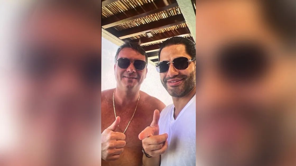 MonicaSeixas's tweet photo. 🚨 UM ESCÂNDALO ATRÁS DO OUTRO!  Flávio Bolsonaro, que pediu dinheiro ao Vorcaro do Banco Master, tem foto vazada com Sicário, o capanga da quadrilha que morreu na cela. Com tantos amigos suspeitos, a casa está caindo pra esse bandido. https://t.co/56Xt7oWFwR